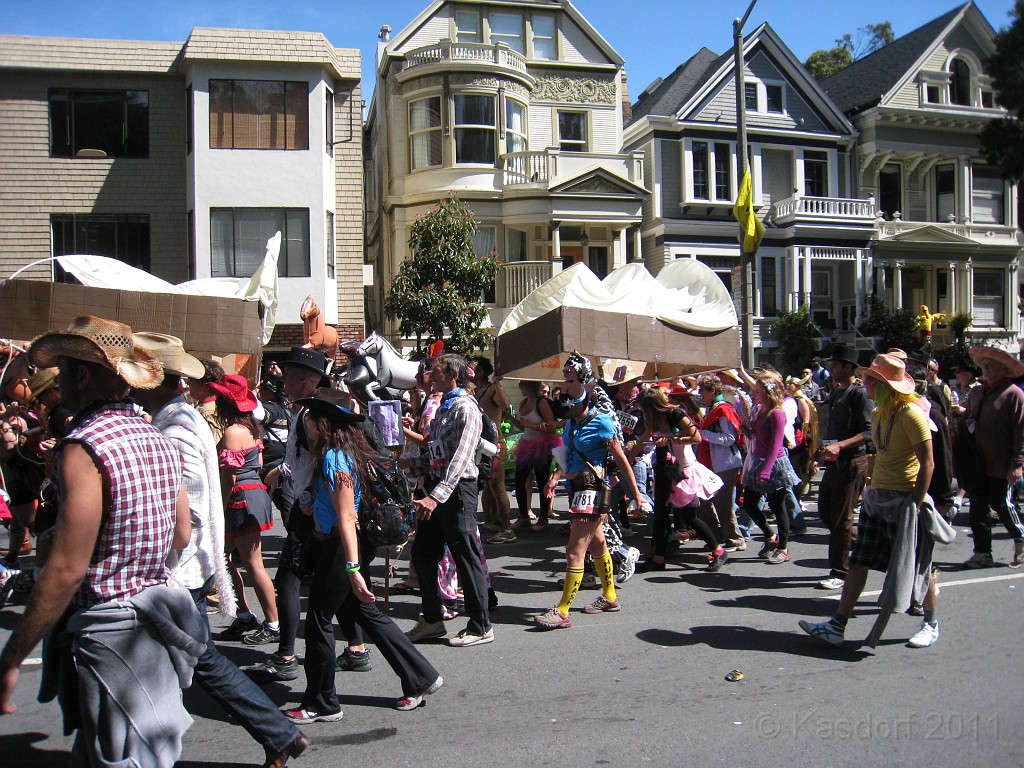 2011 Bay to Breakers Sunday 0765.JPG - I was able to participate in the 2011, 100th anniversary of the San Francisco Bay to Breakers 12K race. A great weekend for sight seeing and racing.